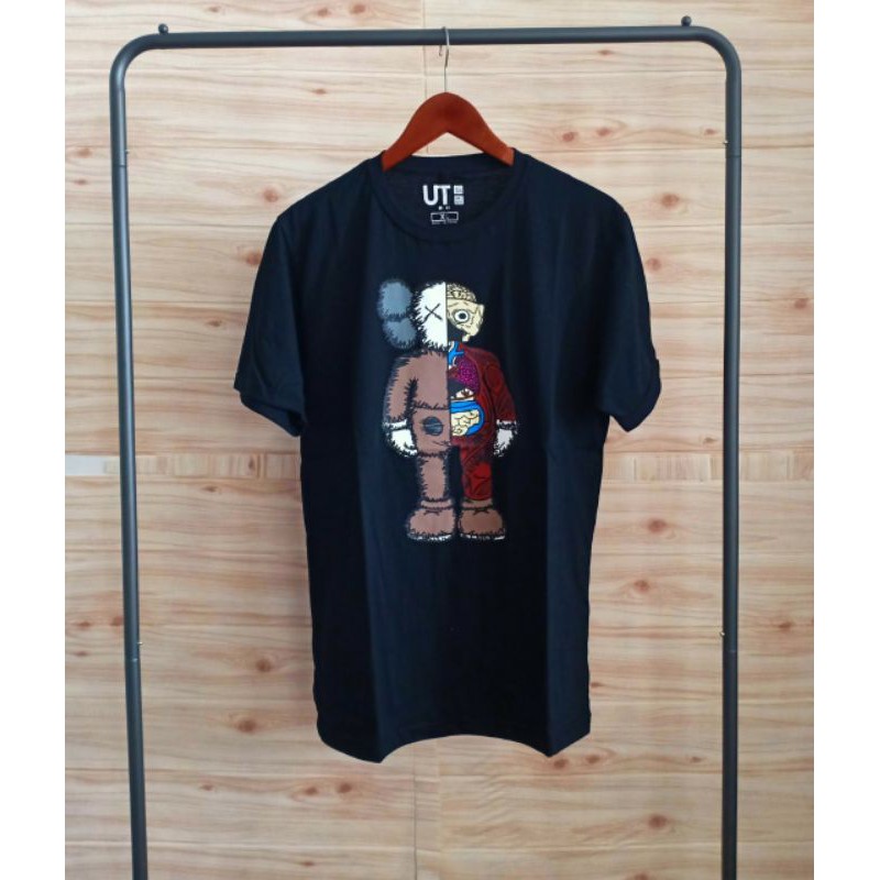 KAOS UNIQLO X KAWS | BAJU UNIQLO X KAWS TERLARIS (BISA COD) 100% COTTON