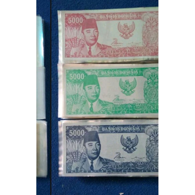 uang souvenir sukarno gulung melengkung pecahan 5000 ada lafadz kun fayakun di bawah sinar UV