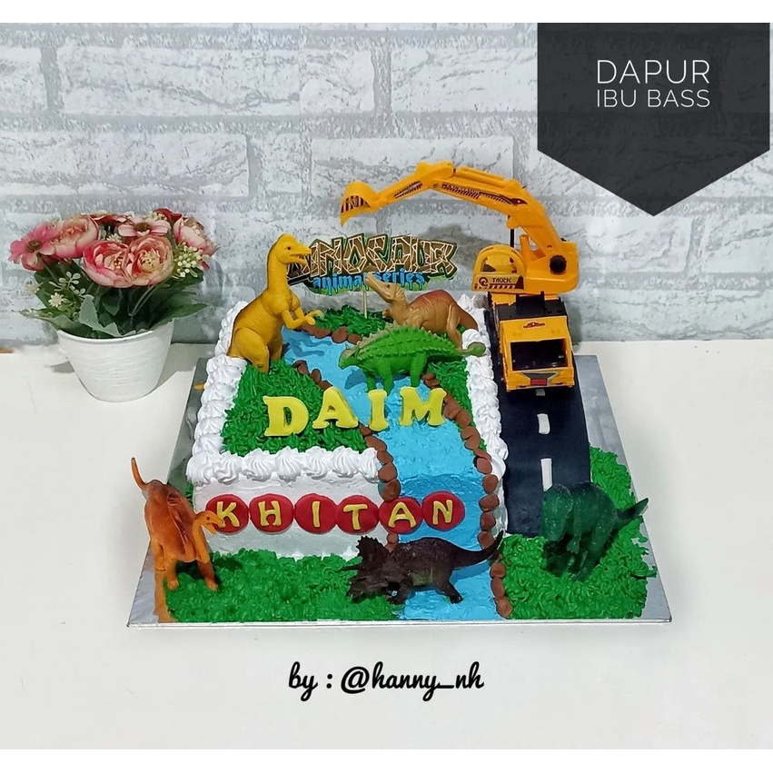 

Cake dino 24x24 + mainan