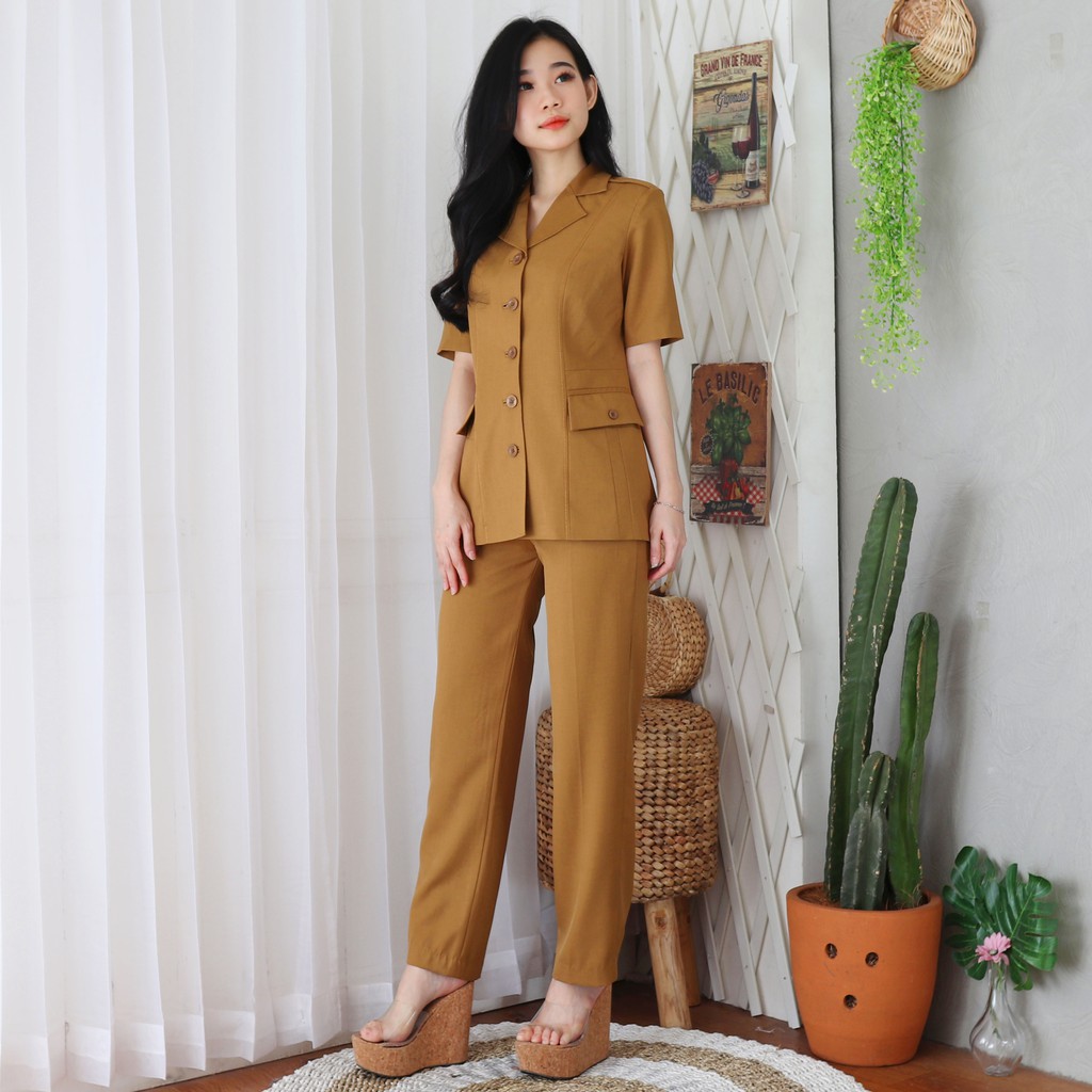 BLAZER WANITA B&amp;V LYNELLE / Seragam PNS / Baju PDH PNS Wanita / Baju Dinas Pemda Wanita / Baju Khaki PNS Wanita / Seragam ASN Wanita / Baju Guru Wanita / Baju PDH Lengan Pendek - 7006 Pemda Tua / Khaki Muda