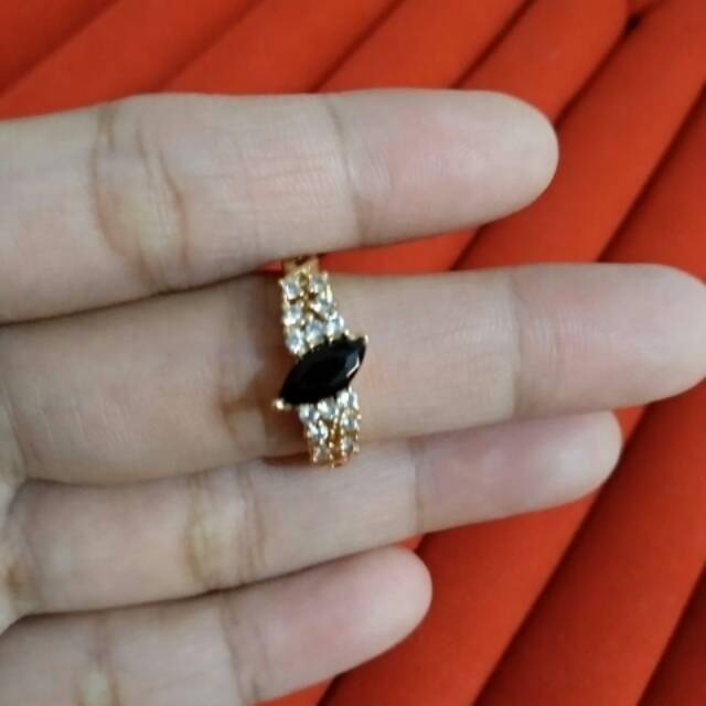 cincin emas batu hitam