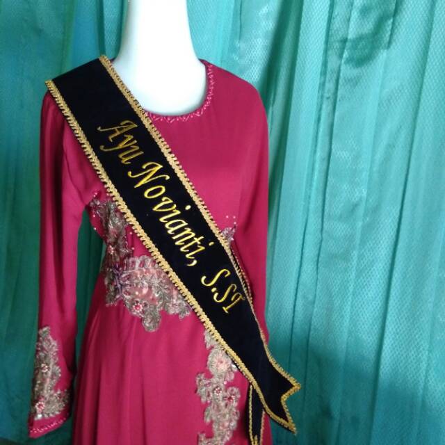 Selempang wisuda bludru lapis 1 SATU HARI