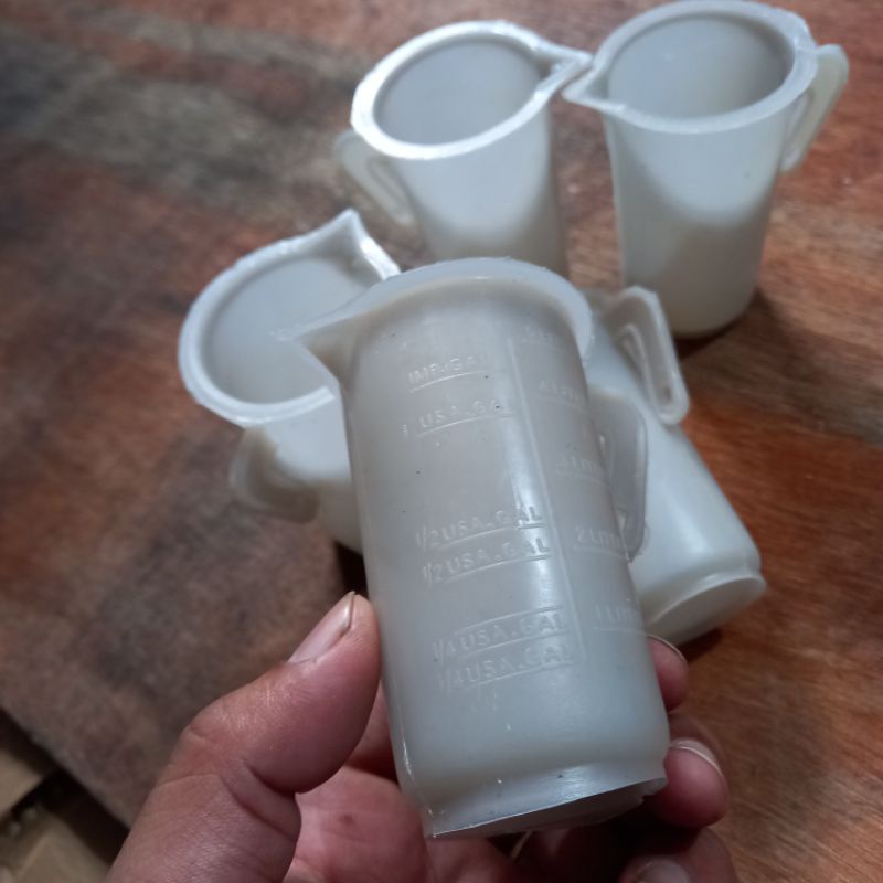 Gelas takaran oli samping vespa