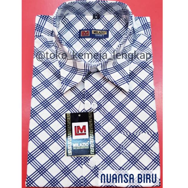 Kemeja hem kasual pria bahan katun printing motif garis garis biru warna dasar putih lengan pendek