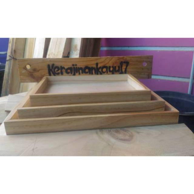 

HANTARAN KAYU JATI BELANDA 1 SET ISI 3. NAMPAN SESERAHAN