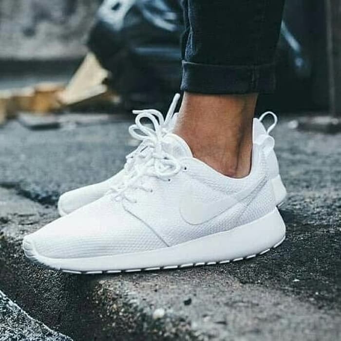 roshe run triple white