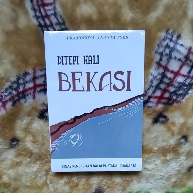 BUKU NOVEL SASTRA DAN SEJARAH BIOGRAFI DITEPI KALI BEKASI