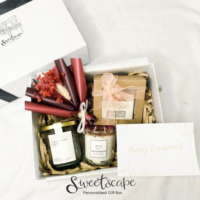 

Gift Box Package 93-Paket Hampers 93-Happy Engagement