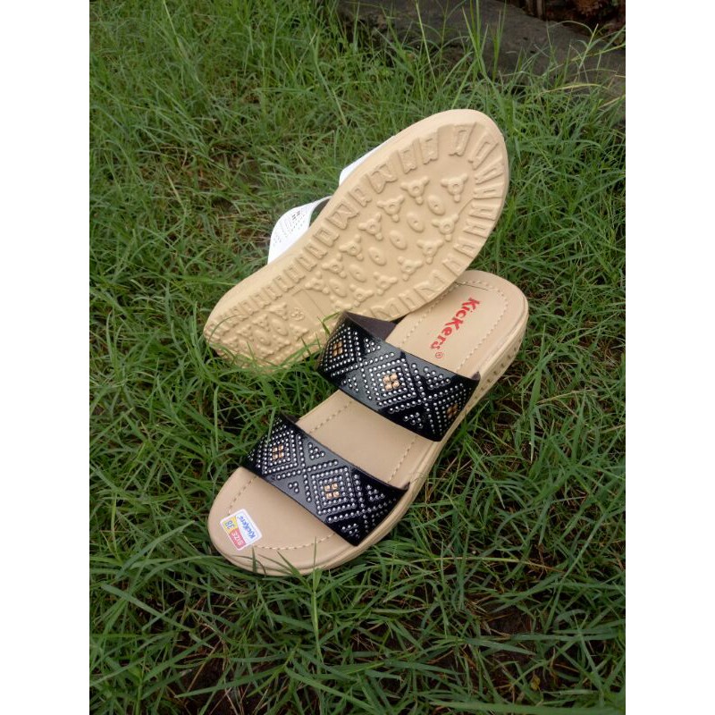 Sandal santai wanita kickers hitam sl