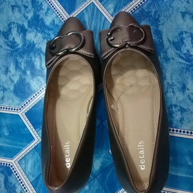 Sepatu hak wanita details