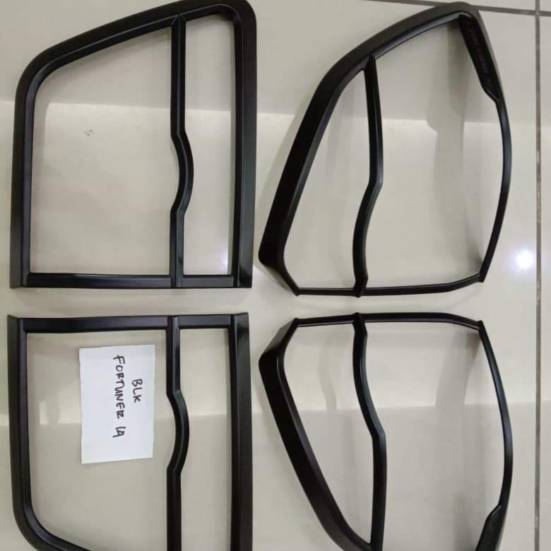 Garnish Belakang Mobil Toyota Fortuner 2014 Hitam
