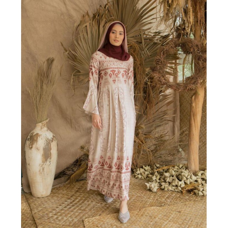 Kambera Dress Wearing Klamby Preloved