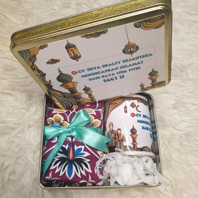 

Hampers Lebaran Sajadah +Mug+Kotak Kaleng Dengan Pita Kartu Terbaru