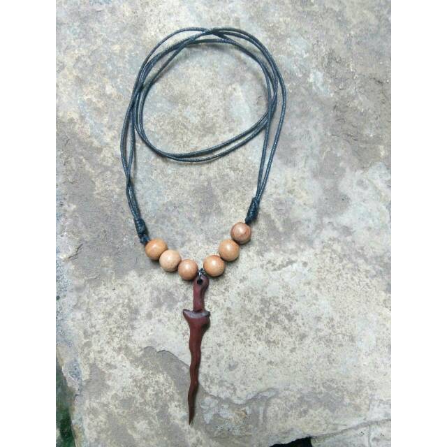 Kalung keris kayu nagasari