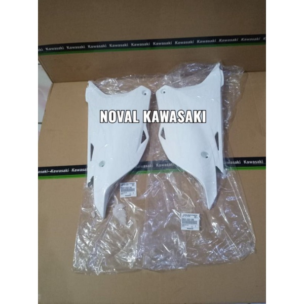 COVER SIDE BODY BELAKANG KX85 PUTIH ORIGINAL KAWASAKI