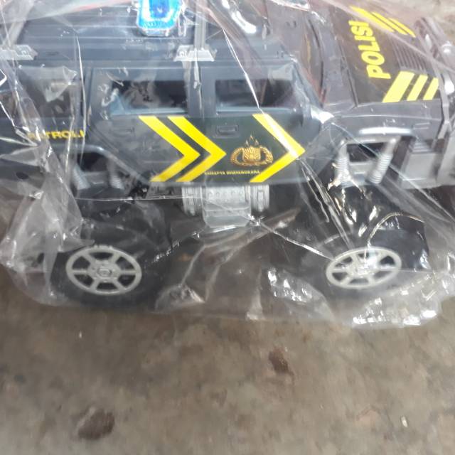 Mobil polisi besar dorongan