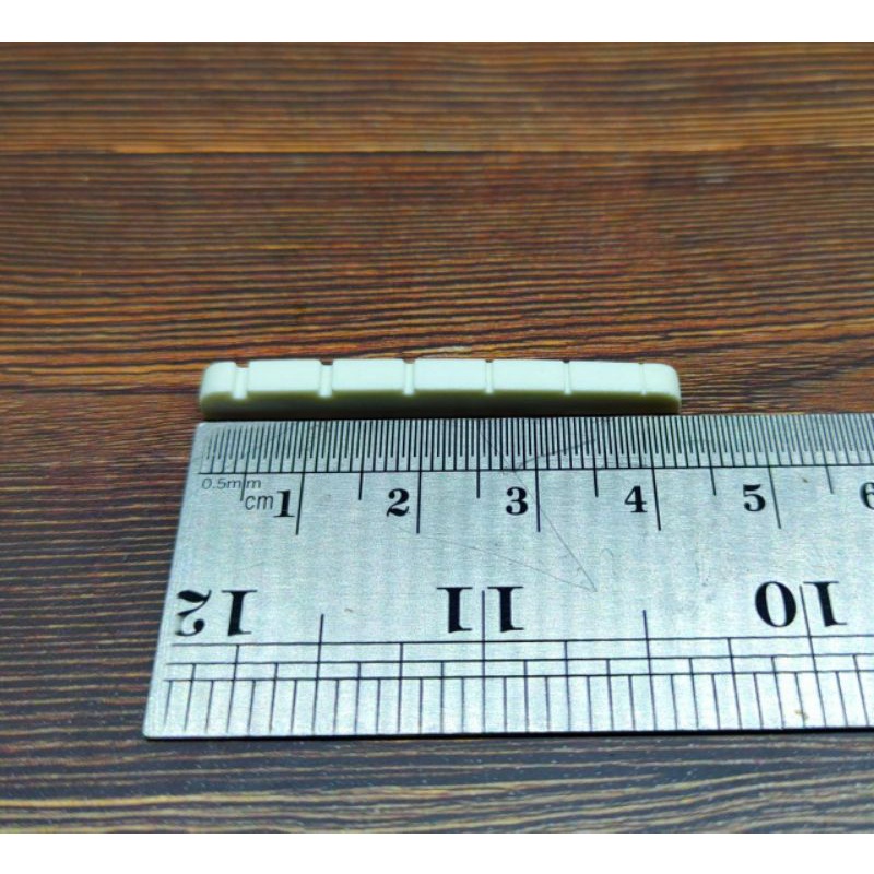 Nut Slotted Stratocaster 43mm Fender Squier Style Putih