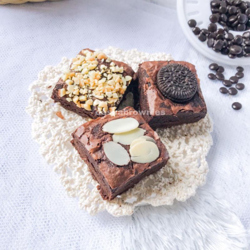 Dasha Fudgy Brownies Shiny Crust Dark Chocolate sekat ukuran 20x20 cm isi 36 pcs