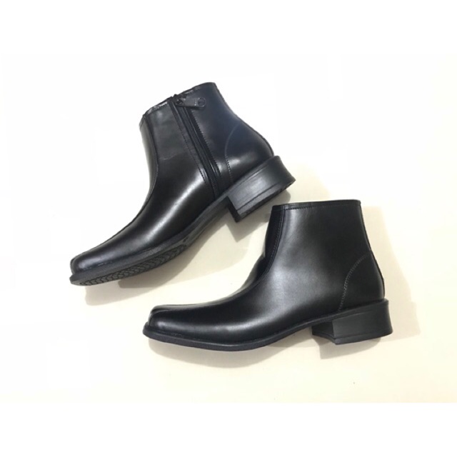 Sepatu boot kulit wanita