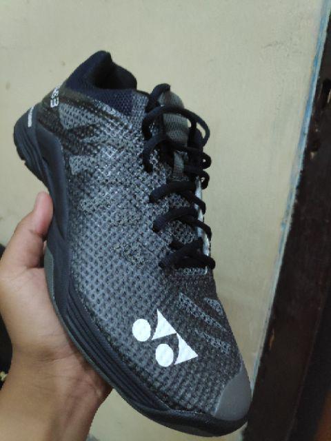 AERUS 3 YONEX sepatu  badminton  bonus kaos kaki ori 