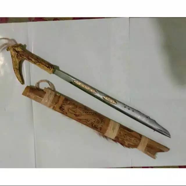 Senjata Mandau Borneo Asli