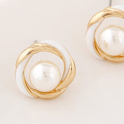 LRC Anting Tusuk Exquisite Color Pearl Decorated Simple Design Alloy Stud Earrings A4011