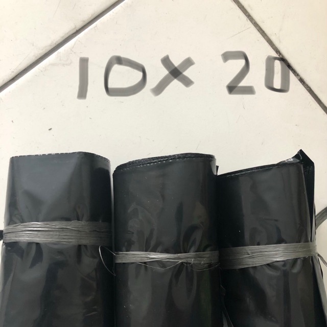 

Polymailer uk 10x20 hitam glossy / paking ( isi 100 lembar)