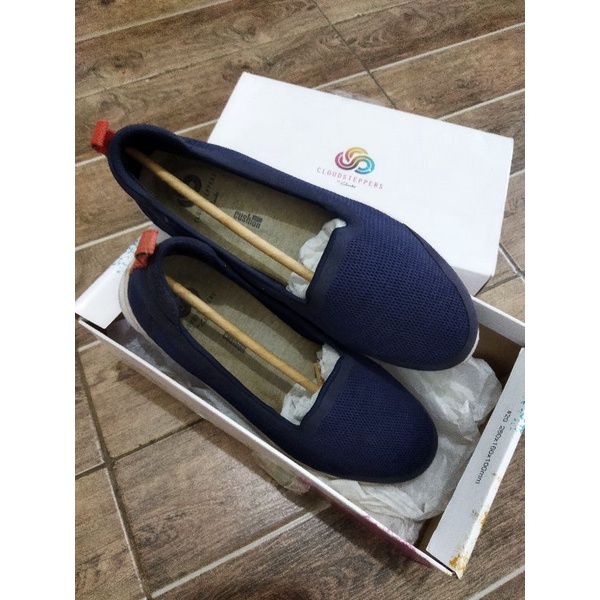 Sepatu Clarks slip on Sepatu olahraga sneakers wanita size 37