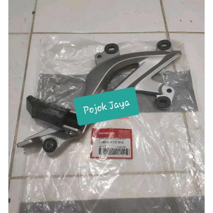 Dudukan footstep belakang kanan honda Supra X125 Helm In original AHM
