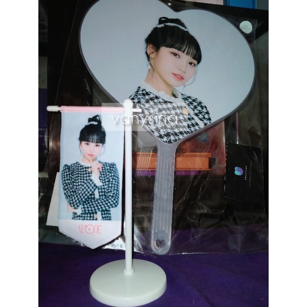 ready official merch one the story izone MD mini flag & impick Kim Chaewon