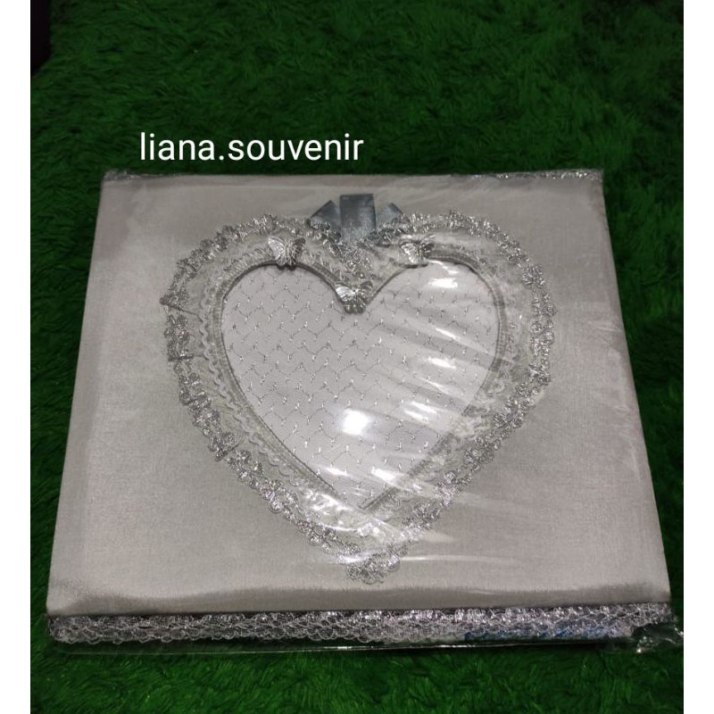 

Souvenir Pernikahan Buku tamu Renda Love warna silver/Abu Abu (isi 2 buku 2 spidol)