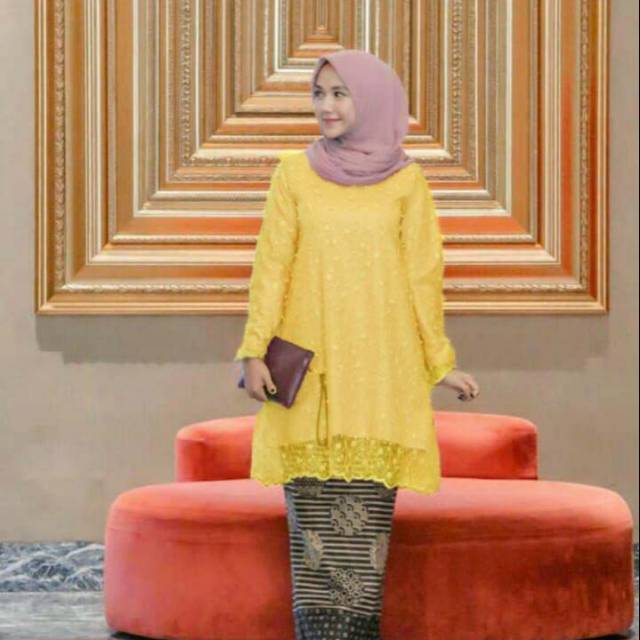 Kebaya model tunik brokat satu set dengan rok batik katun