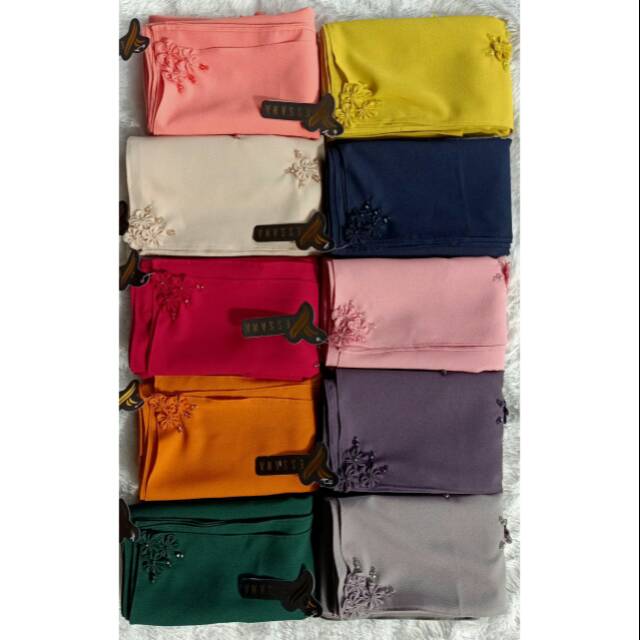 Hijab Yessana segiempat