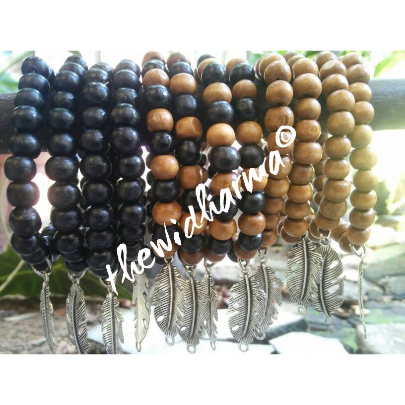 Gelang Kayu Butir Bulat Charm Bulu