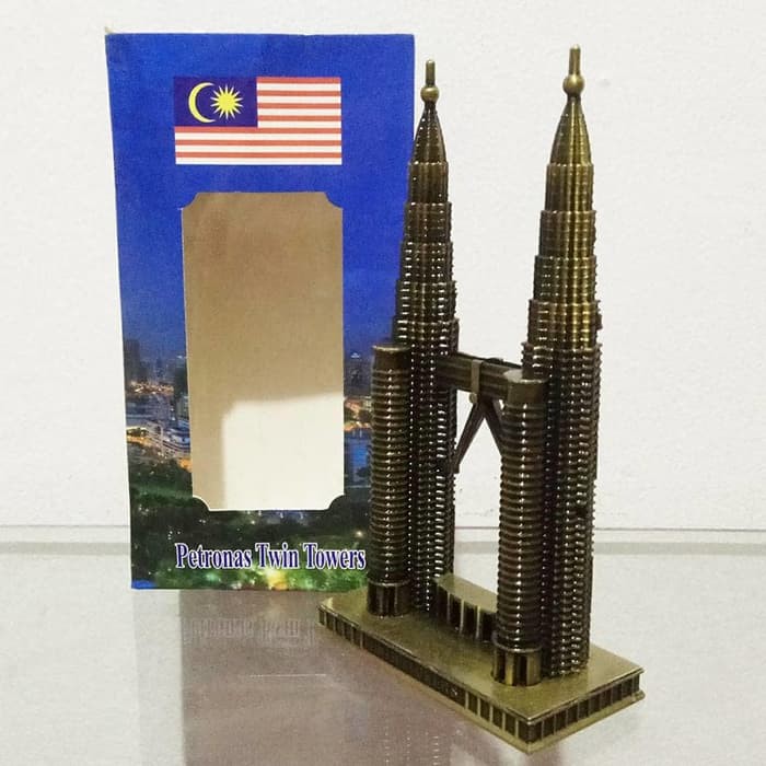 souvenir miniatur petronas malaysia
