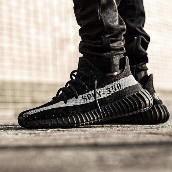 yeezy 350v2 oreo