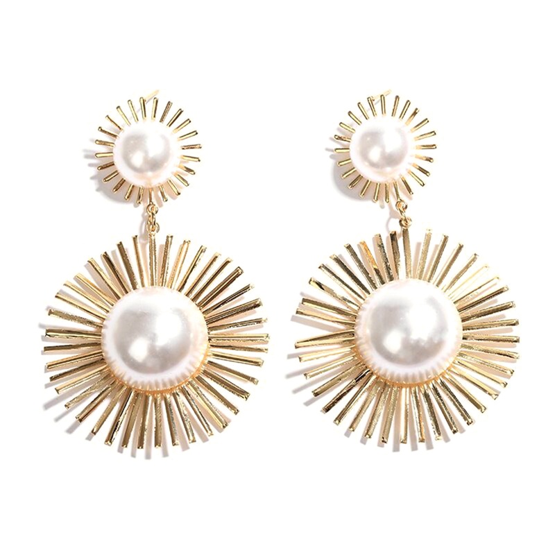 Anting Juntai Bentuk Bunga Hollow Aksen Mutiara Bahan Metal Warna Emas Silver Untuk Wanita