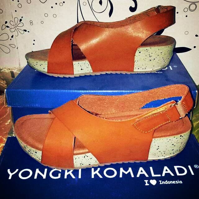 Wedges Wanita Yongki Komaladi