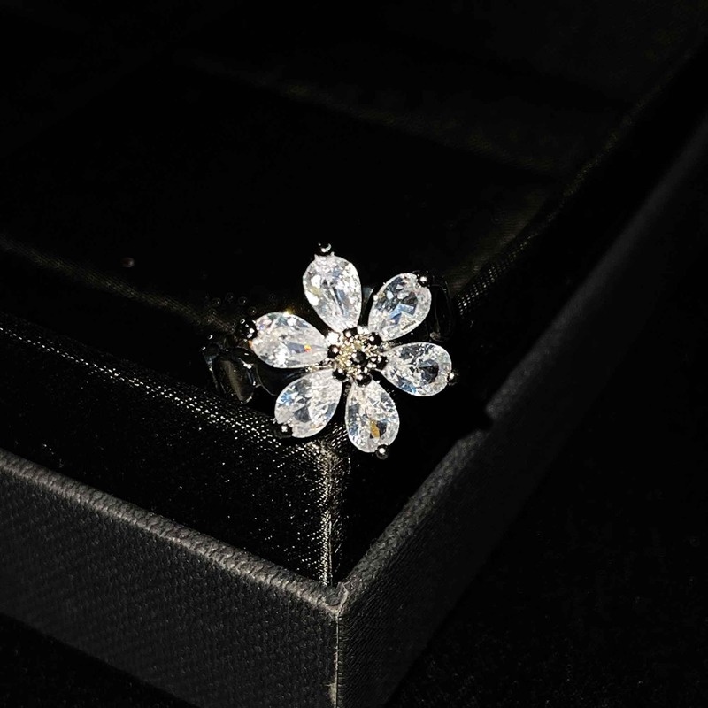 Fashion Personalized Flower Shape Diamond-Studded Ring