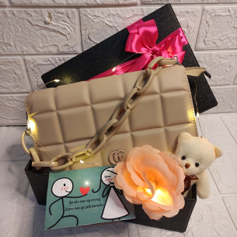 

KADO HAMPER TAS PREMIUM