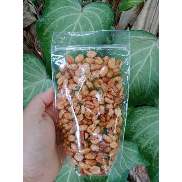 

kacang bawang goreng daun jeruk gurih dan enak untuk cemilan