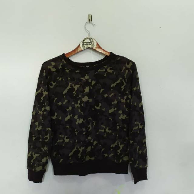 Uniqlo camo crewneck second
