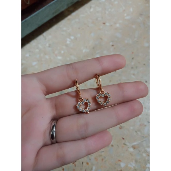 anting gantung love bolong