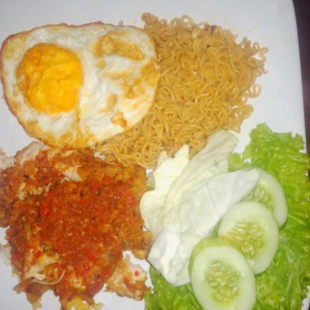 

Ayam geprek telur ceplok mie goreng