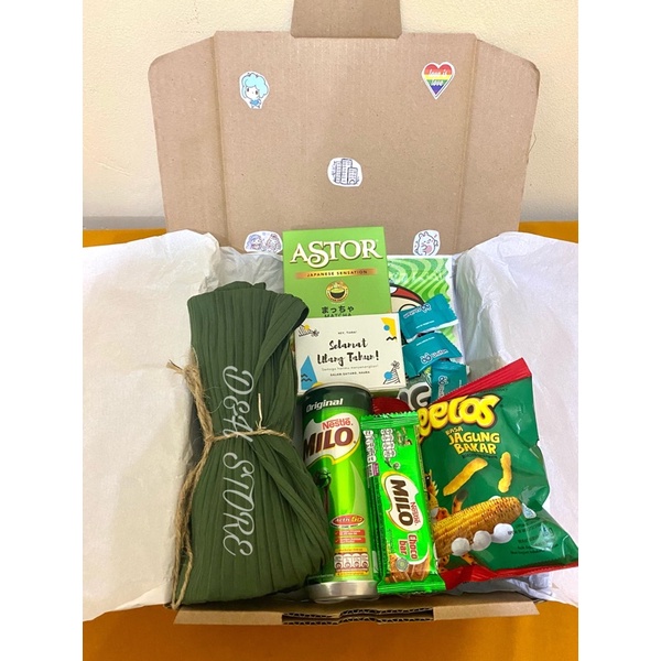 

[Green] Gift Box Snack + Hijab | Hampers Snack Box + Hijab Plisket | Kado Ulang Tahun | Kado Wisuda