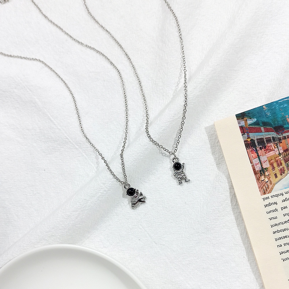 Kalung Liontin Logam Astronot Niche Fashion Rantai Klavikula Wanita Astronot Perak Gaya Pasangan