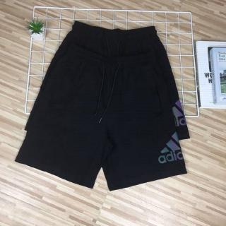 Adidas  Pria Memakai Busana Olahraga  Dan Celana  Pendek 