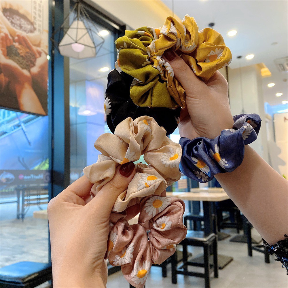 Ikat rambut kerut scrunchie motif daisy