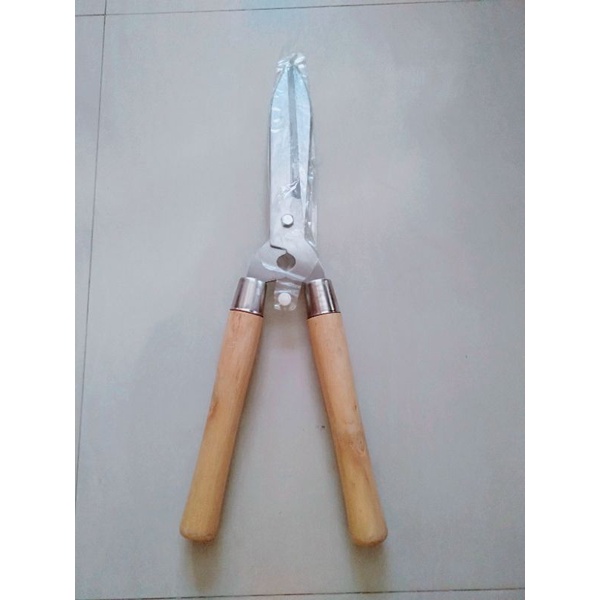 gunting rumput gagang kayu