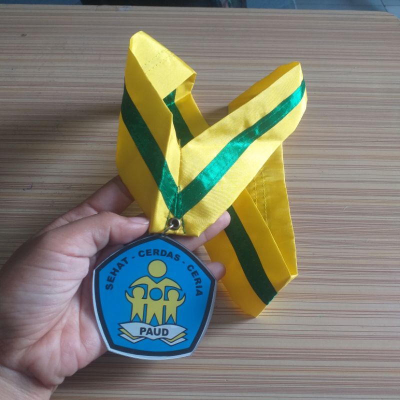 Kalung toga lengkap dengan gordon/medali untuk anak paud